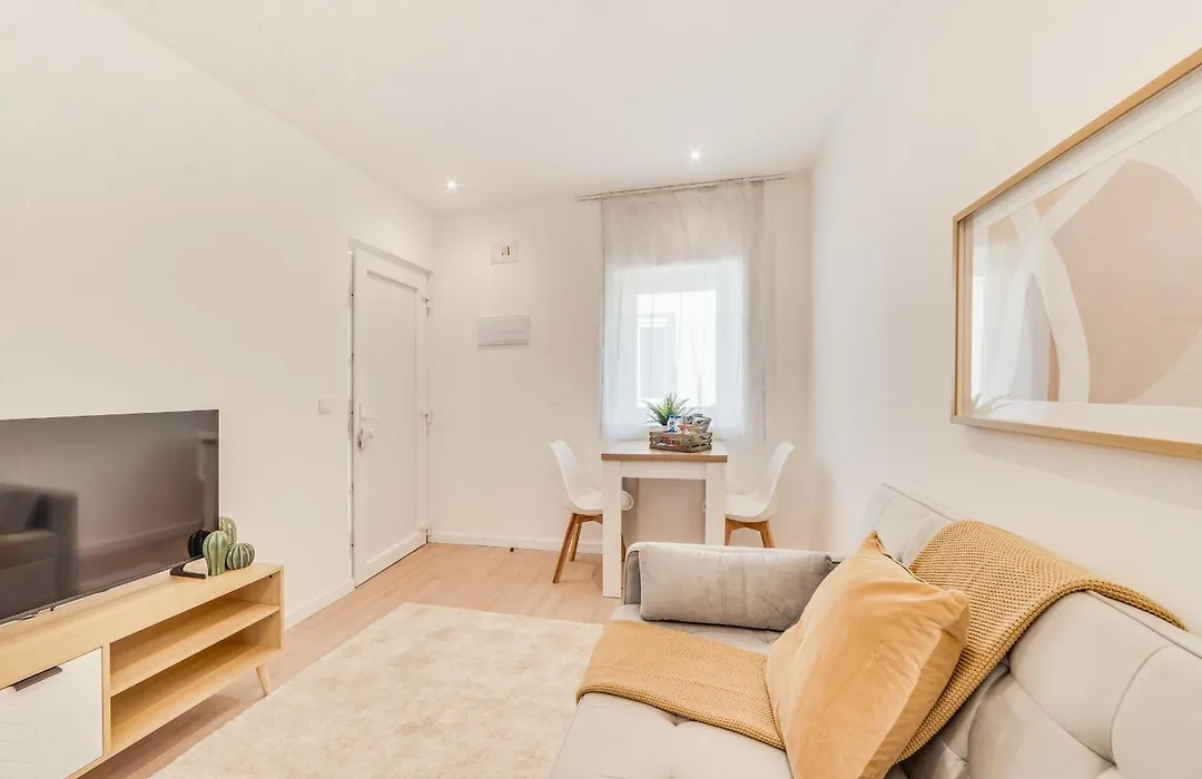 Yellow Charm - Campolide Apartments-1