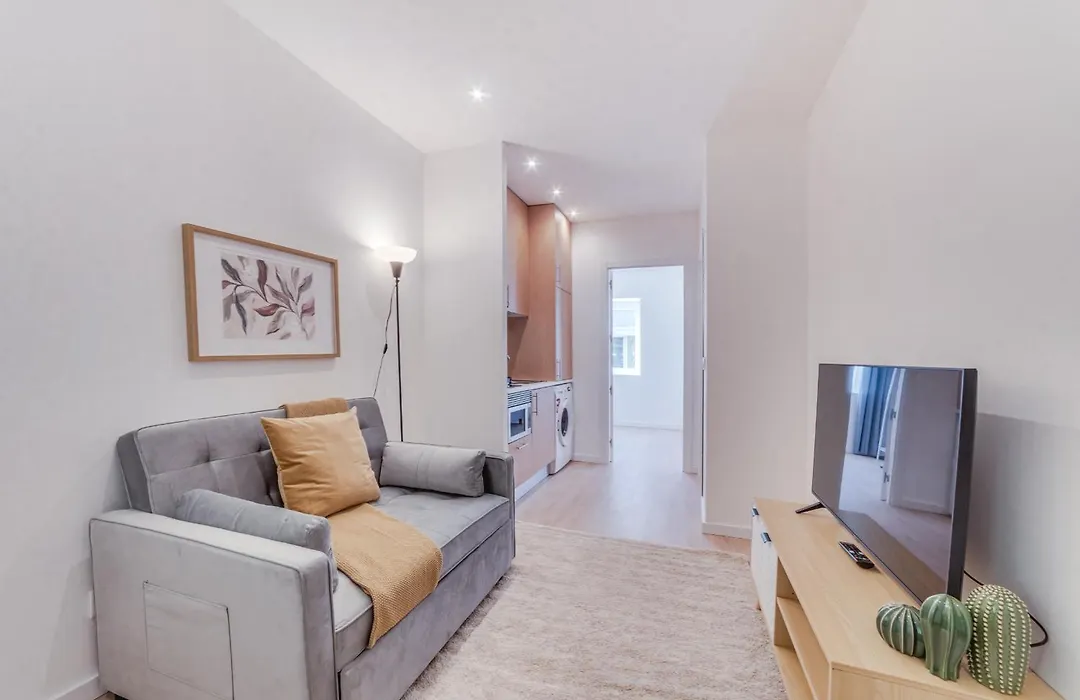 Yellow Charm - Campolide Apartments-1